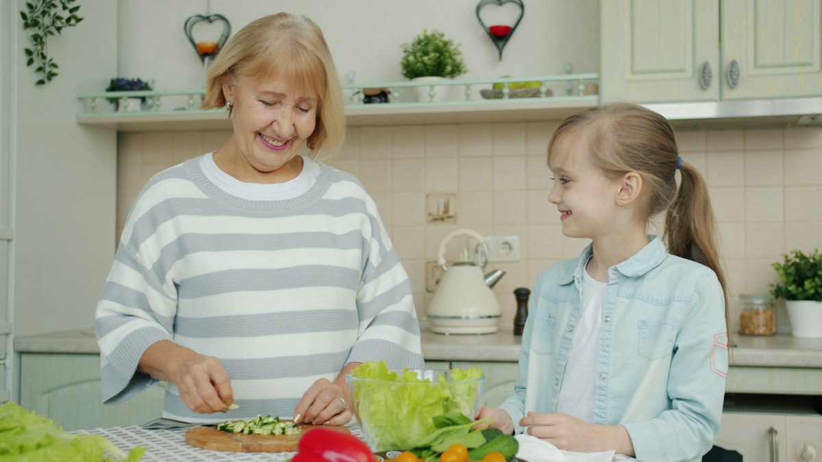 Salade riche en épinards frais et fruits secs